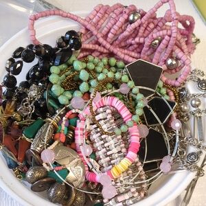 🍀M10 - Mix of Necklaces and jewelry for wearing and crafts 500g